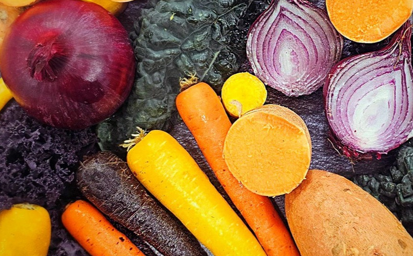 Nahaufnahme verschiedener farbiger Gemüsesorten.