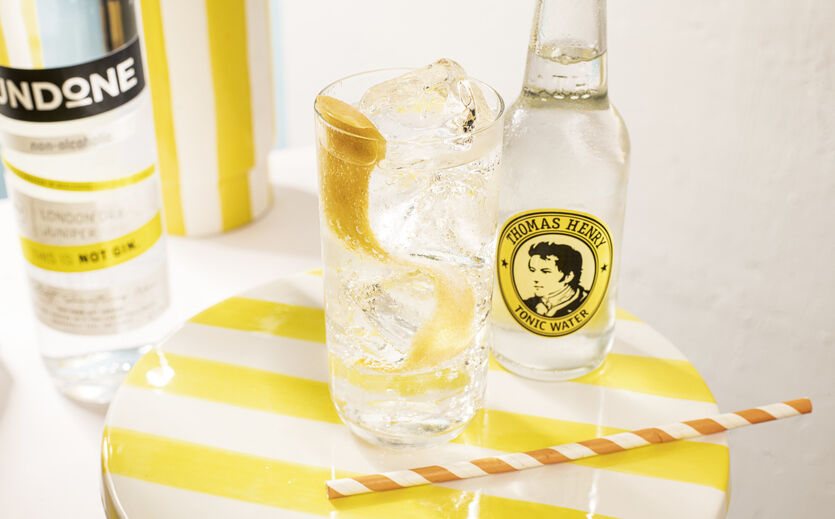 Produkte von Undone und Thomas Henry im Glas und in der Flasche.