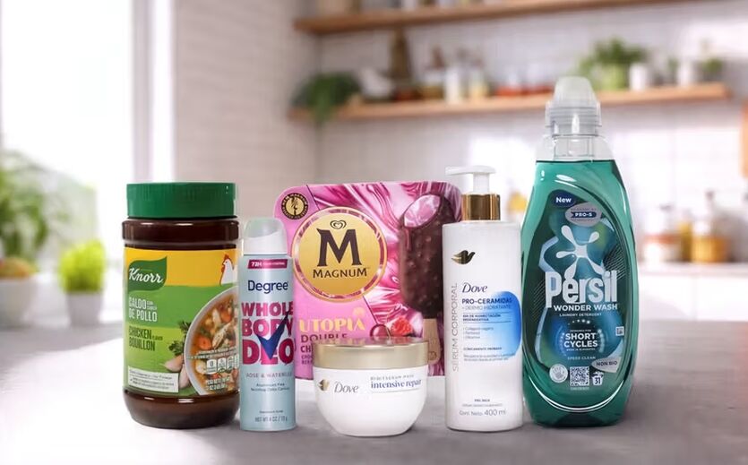 Unilever-Produkte aus verschiedenen Kategorien,  auf einer  Küchenarbeitsfläche. 