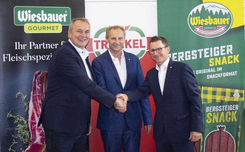 Wiesbauer übernimmt Wiener Fleischverarbeiter Trünkel: Ernst Stocker, Geschäftsführer Wiesbauer-Gourmet, Michael Trünkel und Thomas Schmiedbauer, Vorstandsvorsitzender der Wiesbauer Holding AG reichen sich die Hand.