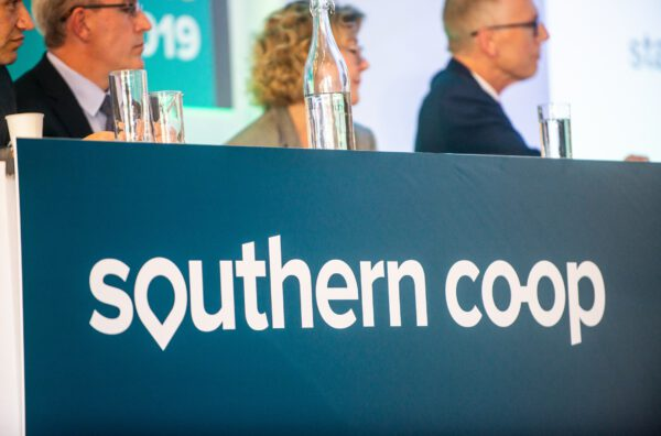 Vier Personen sitzen hinter einem Pult mit dem Logo „Southern Co-op“