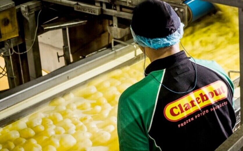 Mitarbeiter in einer Clarebout-Fabrik überwacht die Verarbeitung von Kartoffeln.
