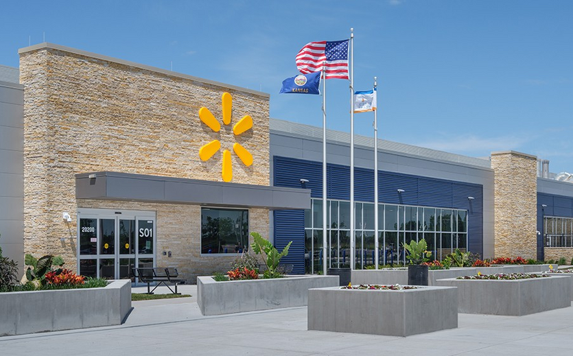 Moderne Produktionsanlage mit Walmart-Logo.