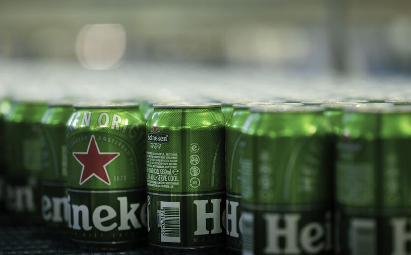 Nebeneinander aufgereihtes Heineken-Dosenbier