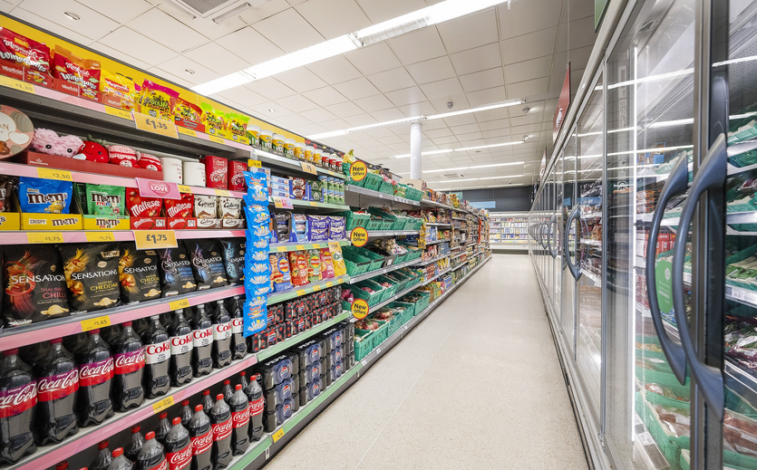 Regalreihen mit Lebensmitteln und Getränken in einem britischen Supermarkt.
