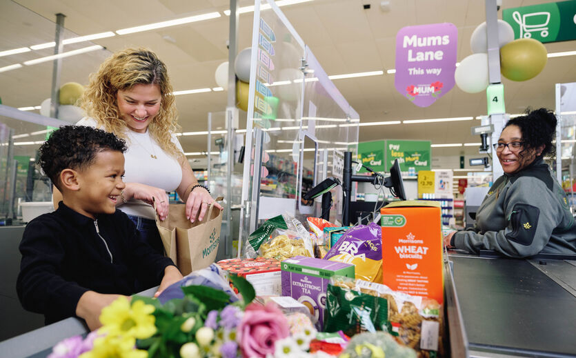 Morrisons öffnet Sonderkassen für Mütter am Muttertag: Eine Frau und ein Kind stehen an einer Kasse.