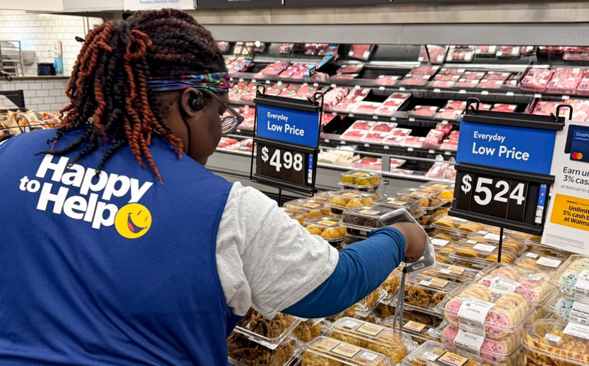 Walmart-Mitarbeiter prüft Frischeprodukte mit RFID-Etiketten.