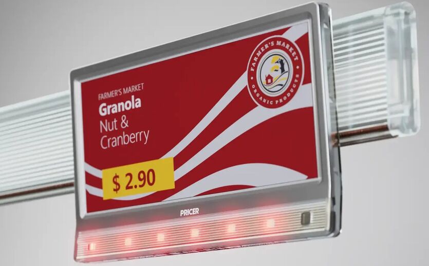 Digitale Displays am Regalrand in einem Supermarkt.