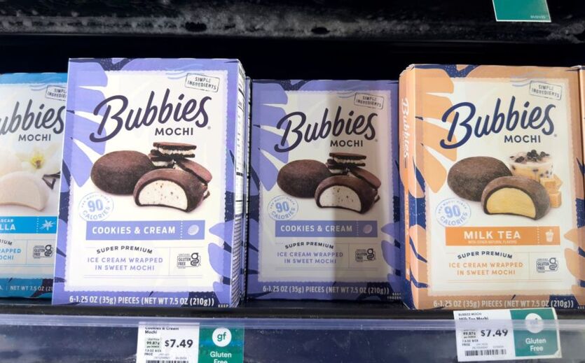 Packungen mit Mochi-Eiscreme von Bubbies in einer Supermarktauslage.