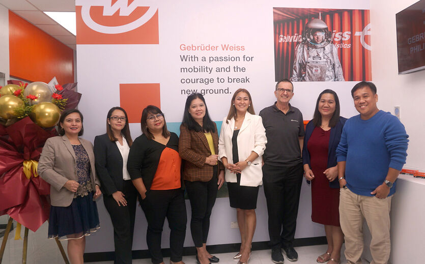 Teamfoto von Gebrüder Weiss in Manila mit Michael Zankel, Regionalleiter Ostasien / Ozeanien (3. von rechts).