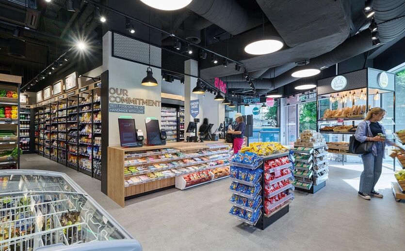 Innenansicht eines modernen Valora-avec-Shops.