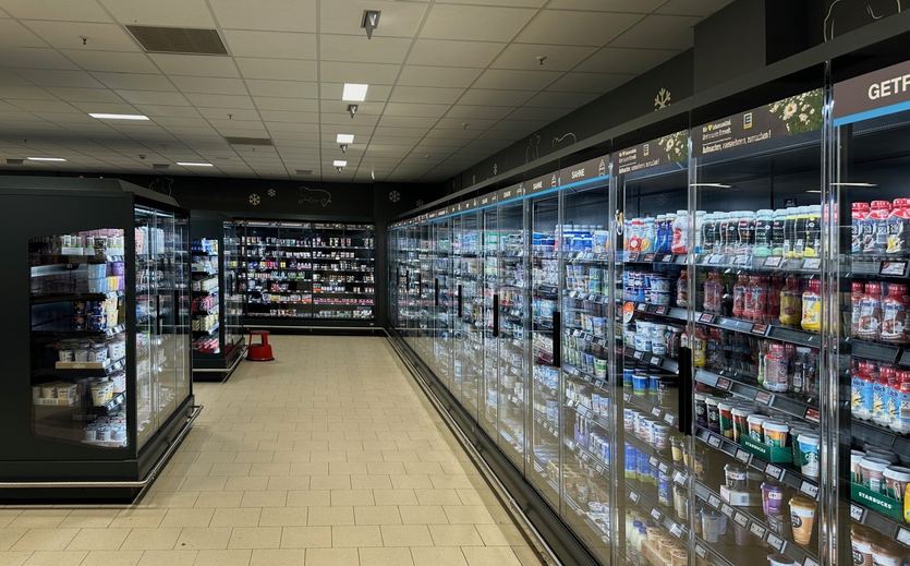 Gekühlte Lebensmittel in einer Supermarkt-Kühltheke mit Glasfronten.