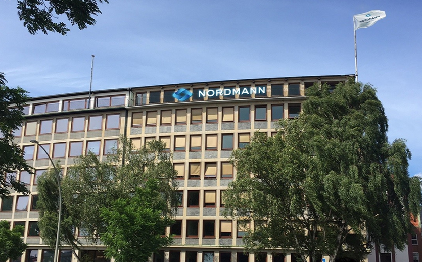 Nordmann Firmengebäude in Hamburg mit Logo und Firmenflagge.