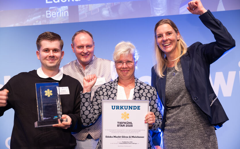 Jubelnde Gewinner in der Kategorie bis 2.000 Quadratmeter: Edeka Görse und Meichsner in Berlin.