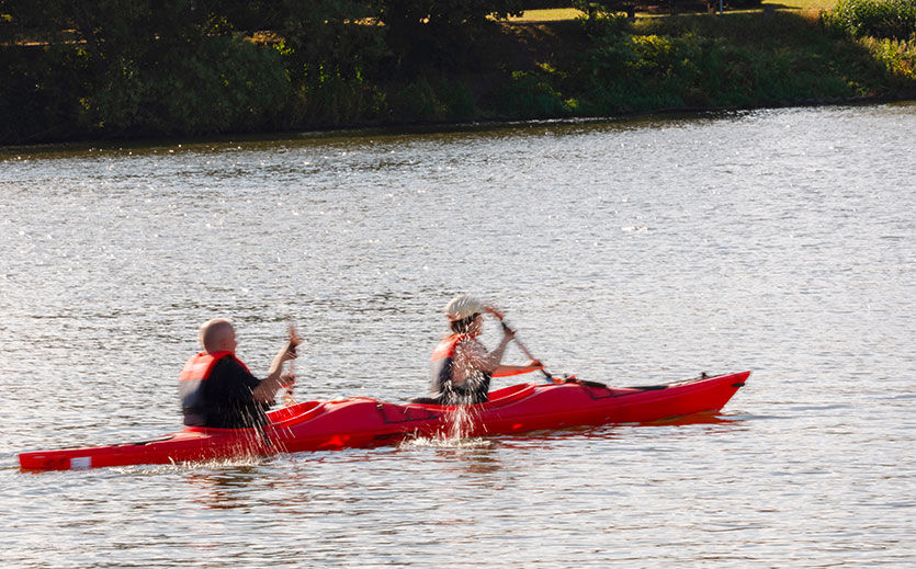 Mitarbeiter beschreiben Patrick Schlüter oft als Teamplayer – diese Stärke zeigt er auch im Doppelkajak.