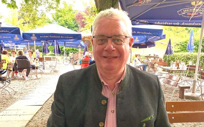 Holger Fichtel gibt Arcobräu-Führung an Karl Gratzl ab