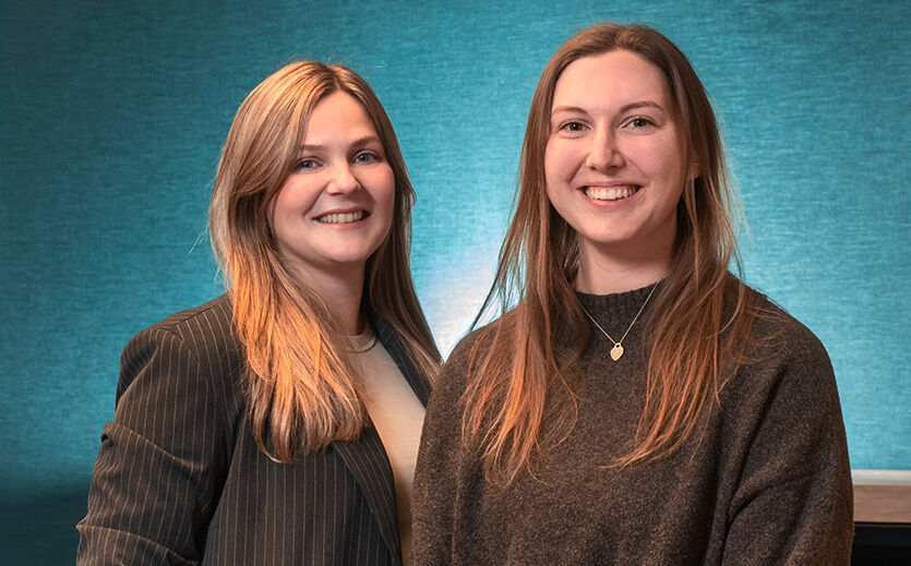 „Wir möchten den Erfolg der Frosta Cornflakes-Stäbchen konsequent weiter ausbauen“, sagt Anna Papakonstantinou, Brand Manager Fisch & New Business bei Frosta. Auf dem Bild ist sie links zu sehen, rechts neben ihr Marielle Tiemann, Junior Brand Manager bei Frosta. Foto: Frederik Röh