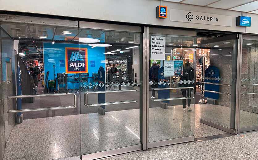 Mitten in Saarbrücken, trotzdem blass – ein Aldi im Galeria-Gebäude mit ungenutztem Umfeld