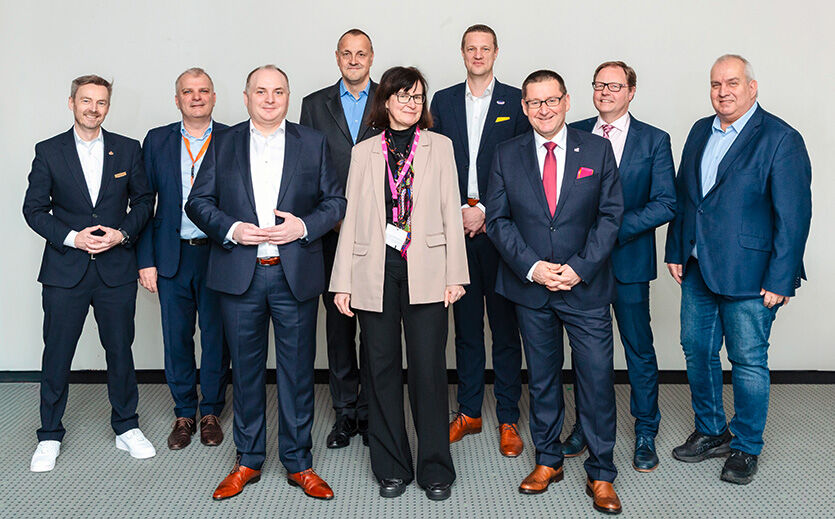 Vor dem Gespräch steht der Fototermin an (hinten v. l.): Dr. Jürgen Brandstetter (Gottfried Wicklein), Holger Krätz (Trolli), Benno Mauerhan (Ritter Sport), Frank Tolksdorf (Kuchenmeister), Josef Stollenwerk (Manner), Hans-Jürgen Krone (Magazin „Convenience Shop“), (vorne v. l.) Hendrik Varnholt (LP-Chefredakteur), Susanne Klopsch (Lebensmittel Praxis) sowie Ulrich Zuenelli (Loacker).