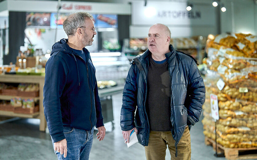 Bereit zum Einkauf in Brake: Godo Röben trifft LP-Redakteur Thomas Klaus bei Famila.