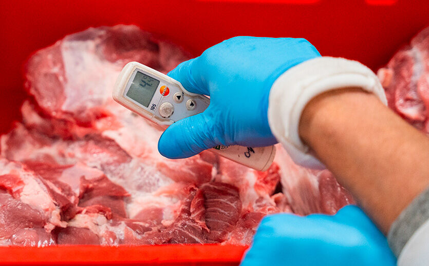 Westfälischer Schinken braucht viel Handarbeit – und die richtige Menge Salz