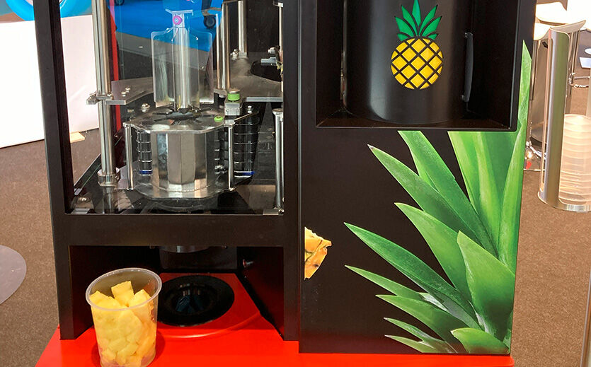 Ananas-Schneidemaschine: Die Pina Royal von Hepro verarbeitet frische Ananas in unterschiedlichen Kalibern. Ein patentiertes Anti-Fruchtfliegen-System ist integriert.
