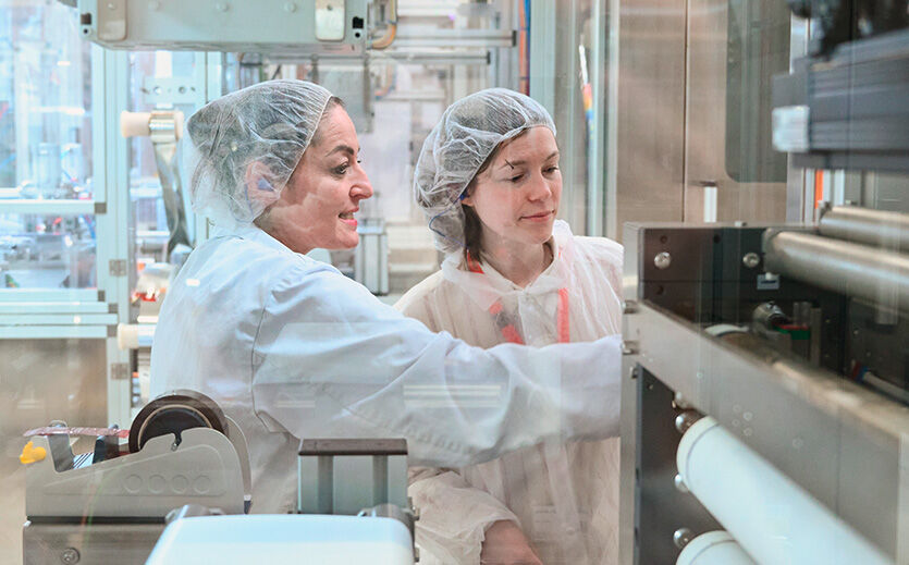 Schritt 1: Die Maschinen ziehen Vorder- und Rückfolie gemeinsam durch die Anlage und trennen sie nach dem Formprozess.