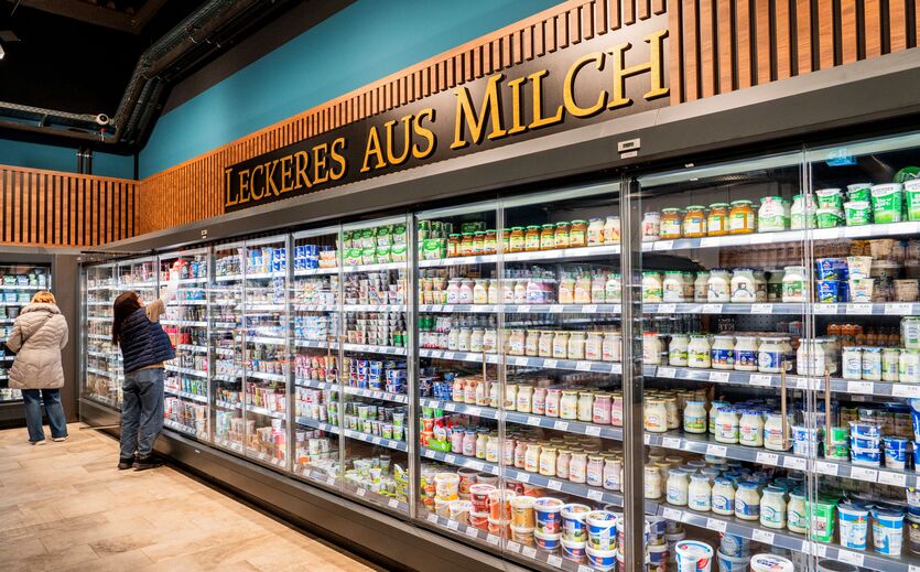 Gesucht, gefunden: aufgeräumt, übersichtlich und ressourcenschonend sind alle Molkereiprodukte hinter Glas griffbereit. 