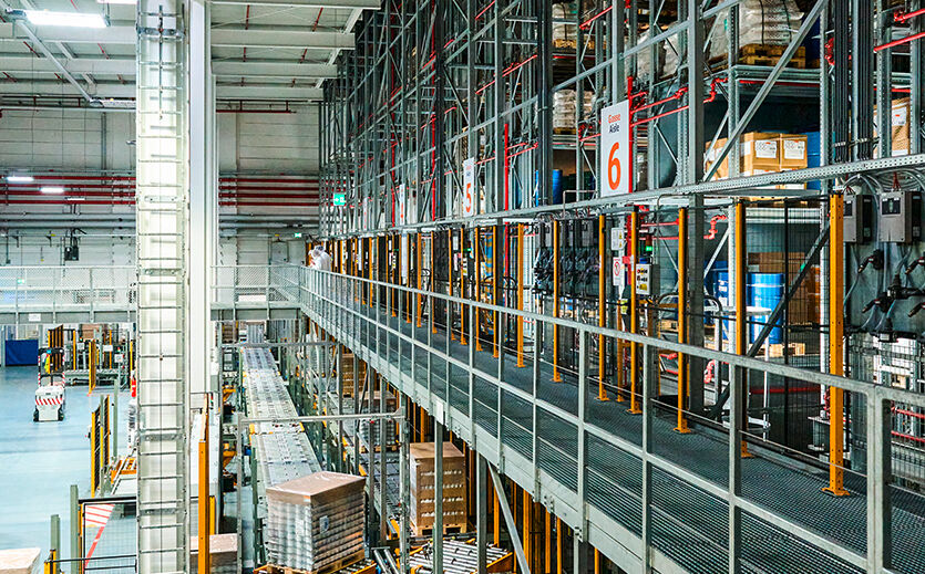 Rohstoffe für Pflegeformeln und Verpackungen gehen aus dem Lager automatisiert in die Produktion.