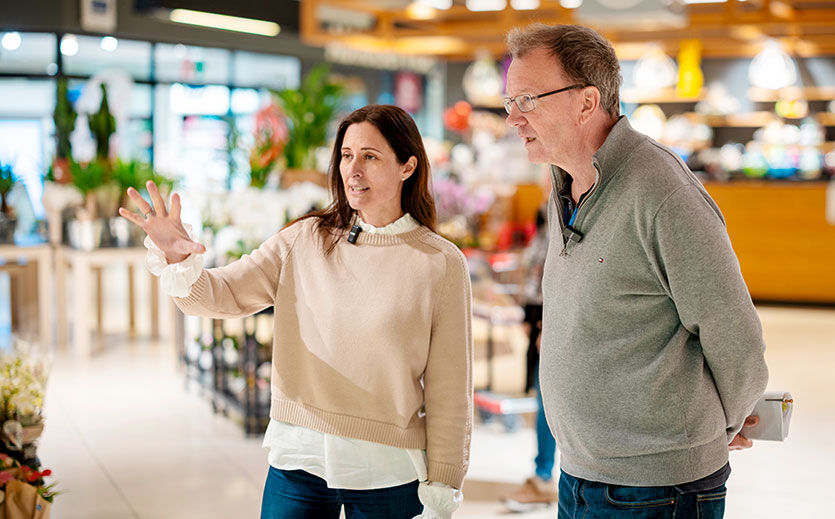 Mirjam Knobloch und Redakteur Jens Hertling auf der Suche nach den passenden Zutaten für den Fisch.