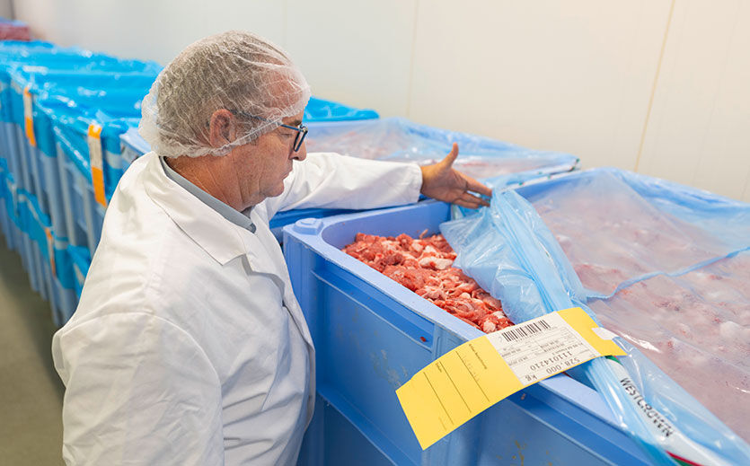 Die Mitarbeiter wiegen Fleisch, ­Rückenspeck, Gewürze, Nitritpökelsalz und Starterkulturen exakt ab.