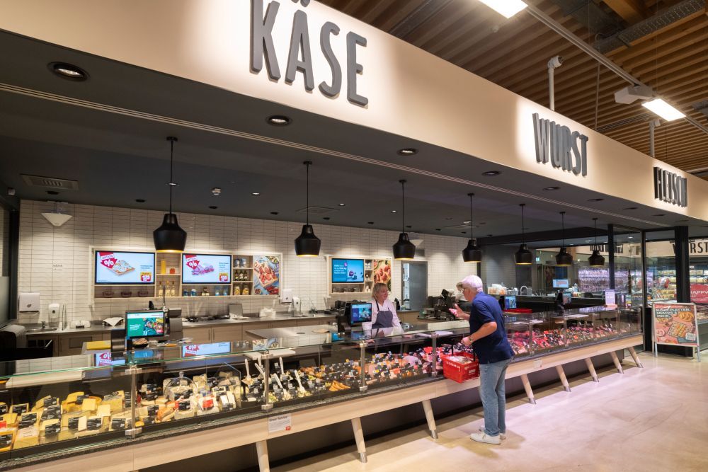 Die Frischetheken für Käse, Wurst und Fleisch sowie frisches Sushi sind im ersten Drittel des Marktes platziert.