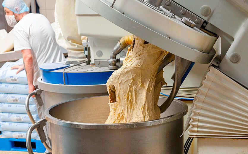 Fast wie in der Küche, nur ein bisschen größer: Der Kneter verarbeitet bis zu 240 Kilogramm Teig.
