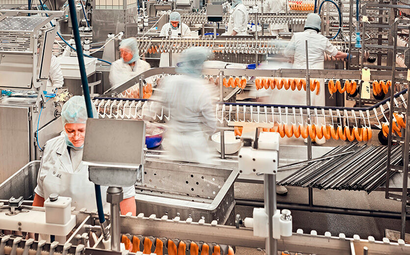 Artikelbild zu Artikel Vom Fleischwolf bis in die Dose – die Produktion der Bockwurst „Dicke Sauerländer“