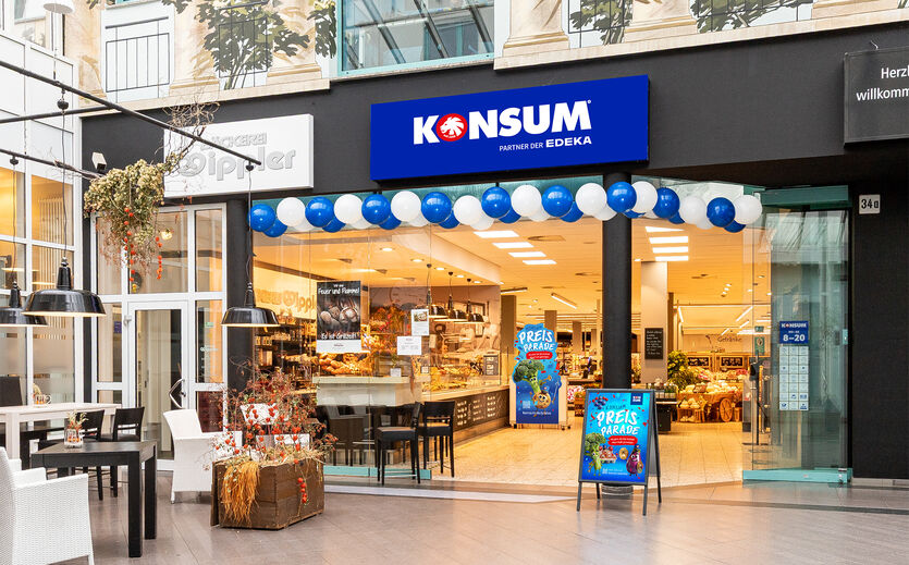 Filialwiedereröffnung: Markt von außen, mit vielen Luftballons.