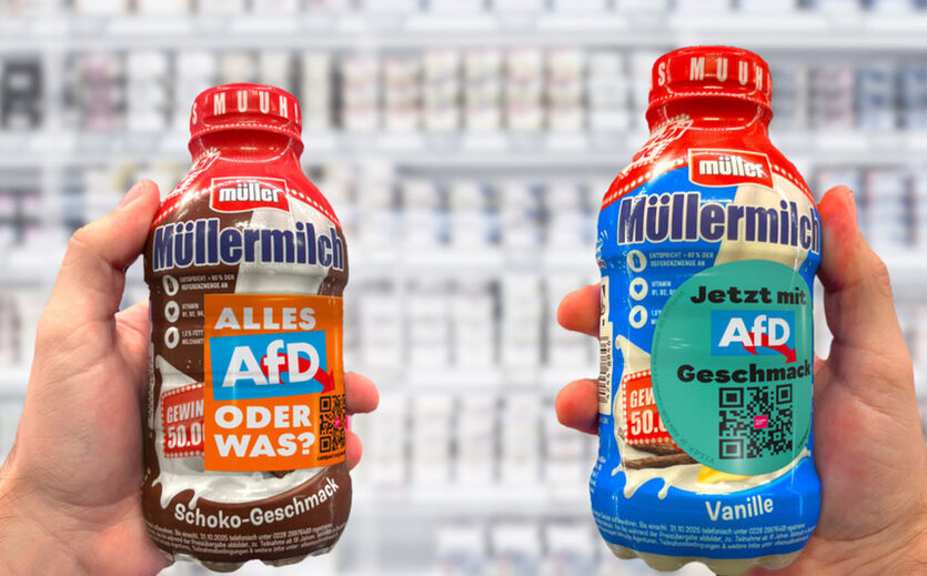 Campact-Kampagne: zwei Müllermilch-Plastikflaschen mit Anti-AfD-Beschriftung. es