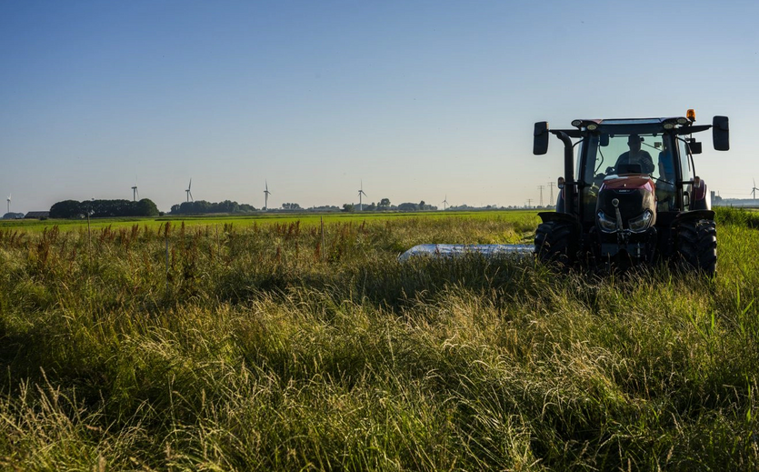 Traktor im Einsatz auf einem landwirtschaftlichen Feld