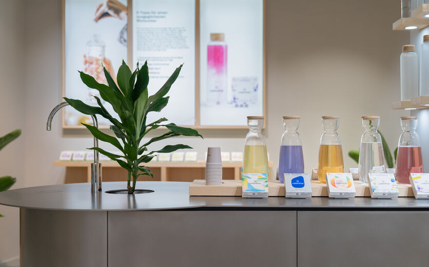 Waterdrop Getränkelösungen und Trinkflaschen in einem Store.