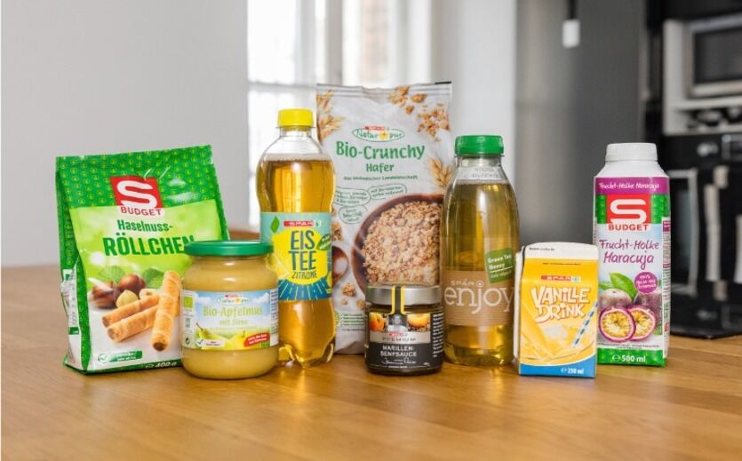 Spar Eigenmarkenprodukte auf einem Tisch.