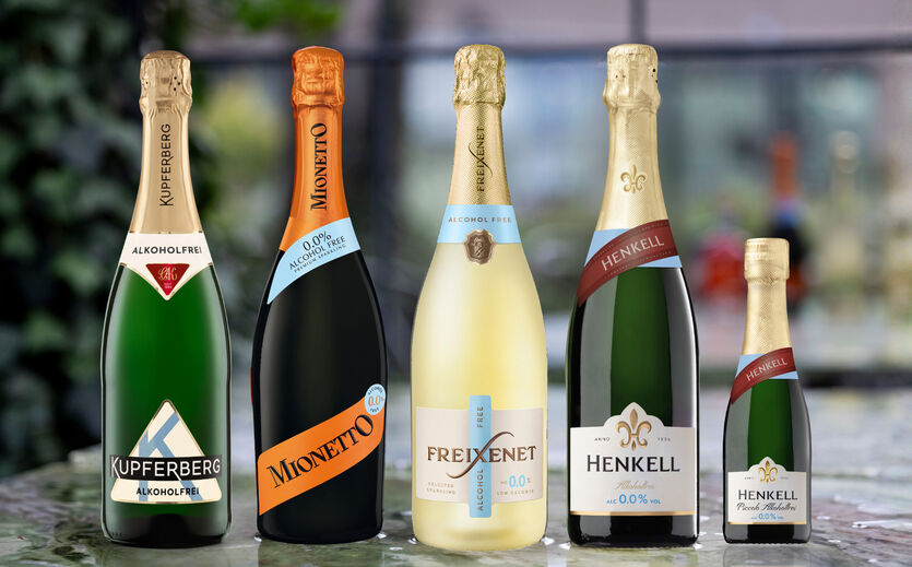 Alkoholfreie Schaumweine von Kupferberg, Mionetto, Freixenet und Henkell nebeneinander aufgestellt.