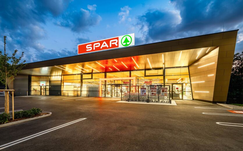 Spar steigert Umsatz auf 22,3 Milliarden Euro: Spar Supermarkt von Außen in Prambachkirchen.