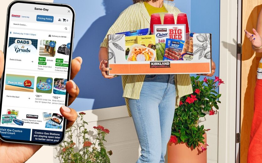 Person hält ein Smartphone mit der Costco-Same-Day-Bestelloberfläche, während eine weitere Person eine Kiste mit Costco-Eigenmarkenprodukten ausliefert.