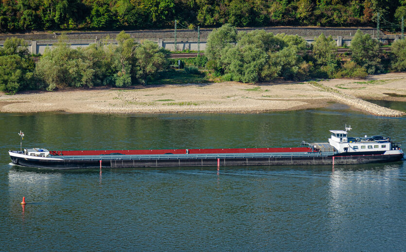 DSLV zu Niedrigwasser: Frachtschiff auf dem Wasser, niedriges Wasser.