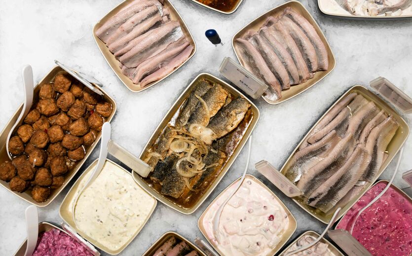 Neue Kooperation in der Fischwirtschaft: verschiedene Schüsseln mit Heringen und Salaten gefüllt; Aufnahme von oben.