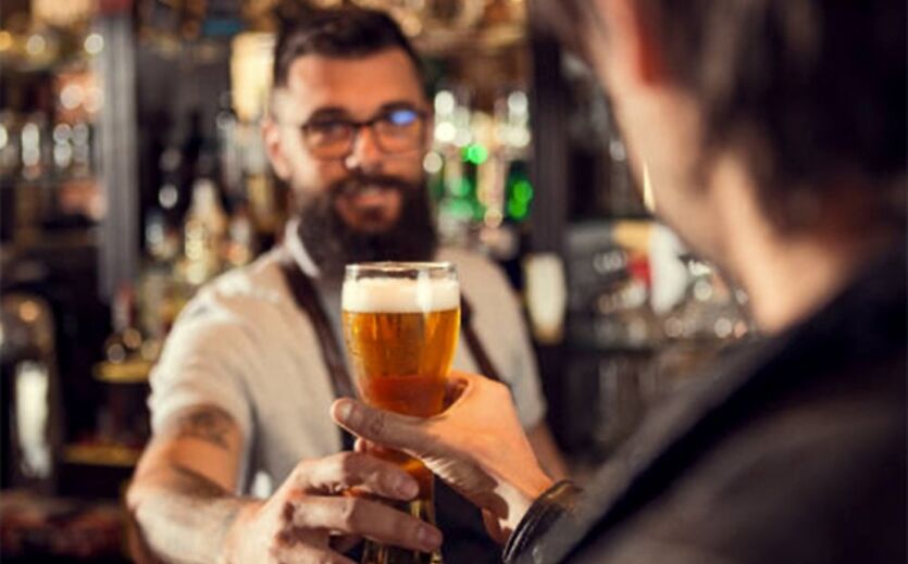 Neuer Vertriebschef bei Herrnbräu: Bedienung an der Theke überreicht Gast ein Bier.