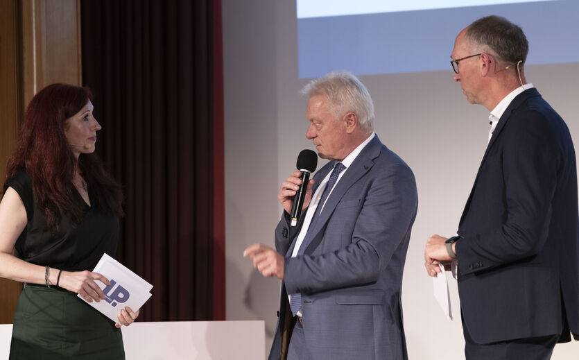 Hochkarätiger Gast: Agrarminister Alois Rainer (Mitte) im Gespräch mit den Redakteuren Bettina Röttig von der Lebensmittel Praxis und Marcus Arden von top agrar.
