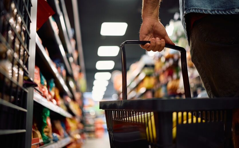 Kissel-Jubiläum: Nahaufnahme eines Mannes, der in einem Supermarkt einen Einkaufskorb trägt.