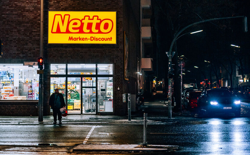Netto: Filiale von Netto, bei Nacht fotografiert.