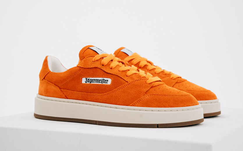 Sneaker von Jägermeister: Seitliche Aufnahme von zwei Sneakern.