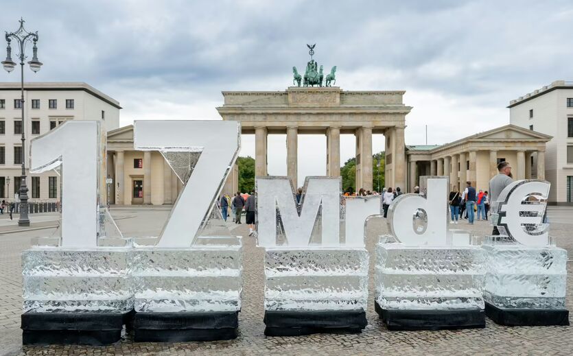 Tabak-Aktion in Berlin: Überdimensionaler Schriftzug 17 Mrd. Euro, im Hintergrund Brandenburger Tor.